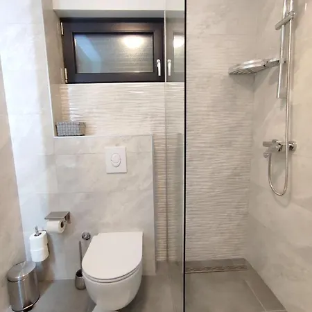 Sunnyside Apartment *